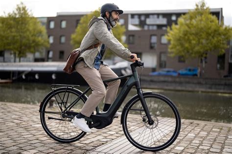 Illustration d'un cycliste poussant son vélo électrique dans une côte avec l'assistance à la marche activée