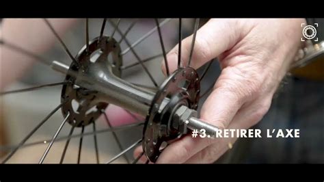Gros plan sur un roulement de roue de vélo lubrifié