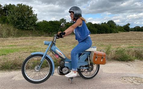 Collection de mobylettes vintage restaurées dans un garage