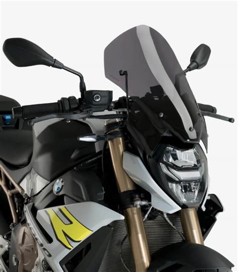 Vue de face du saute-vent Puig New Generation Touring monté sur une BMW S1000R