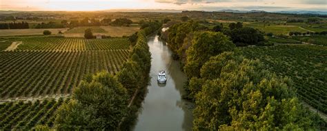 Paysage du Canal du Midi avec des vignobles environnants