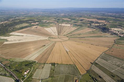 Vue aérienne de l'étang asséché de Montady et de la tour