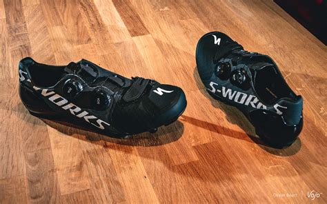 Illustration des chaussures VTT Specialized Defroster avec un zoom sur le col en néoprène et la construction scellée.