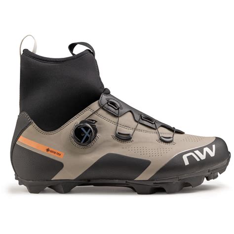 Comparaison visuelle des caractéristiques des chaussures Northwave Celsius XC GTX et Shimano MW701.