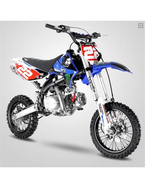 Vue éclatée d'un kit plastique pour dirt bike, montrant les différentes pièces (garde-boue avant, garde-boue arrière, ouïes de radiateur, caches latéraux, plaque numéro avant).