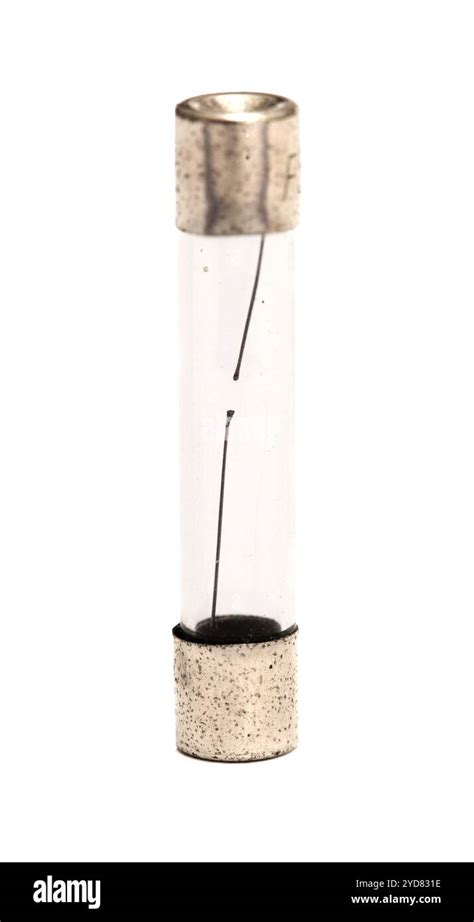 Photo montrant un fusible grillé avec un filament noirci visible à travers le tube transparent.