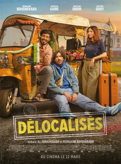 Affiche vintage de film avec des acteurs célèbres conduisant des Vespa, soulignant son statut d'icône culturelle.