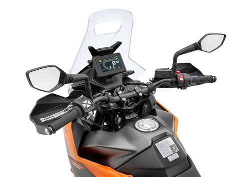 Gros plan sur l'écran TFT 5 pouces de la KTM 790 Adventure