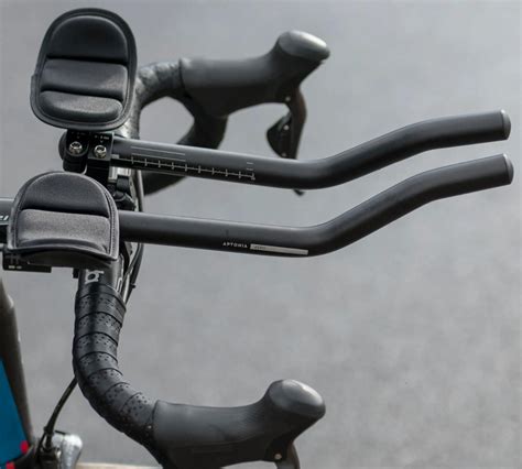Photo d'un vélo de triathlon équipé de prolongateurs de guidon.