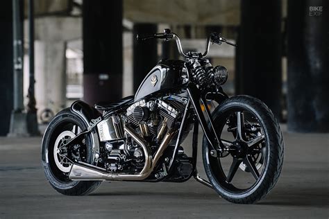 Vue latérale de la Harley-Davidson Springer Softail mettant en valeur sa ligne profilée et son moteur.