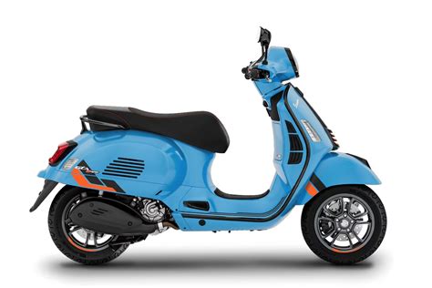 Vue latérale de la Vespa GTS SuperSport 300 HPE mettant en avant le coloris bleu mat, les jantes noires et la crête chromée sur le garde-boue avant.