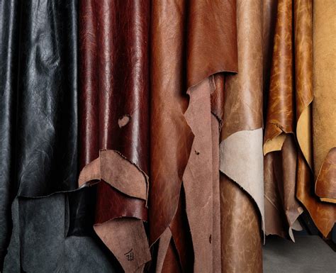 Détail d'une botte de motard Atelier Voisin mettant en valeur la qualité du cuir végétal et les finitions