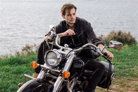 Représentation visuelle d'un motard laissant son équipement sur la plage avec inquiétude