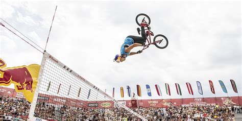 Photographie de Lorenz Holder montrant le rider BMX Senad Grosic dans le complexe immobilier espagnol La Muralla Roja.