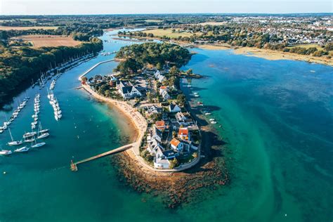 Paysage du Golfe du Morbihan avec des cyclistes VTT