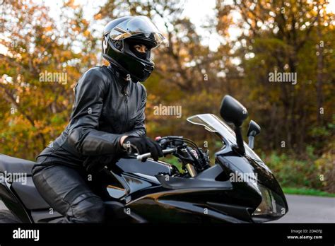 Jeune Benoît Lefebvre observant une moto avec curiosité