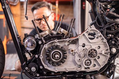 Benoît Lefebvre travaillant sur une moto classique dans un atelier