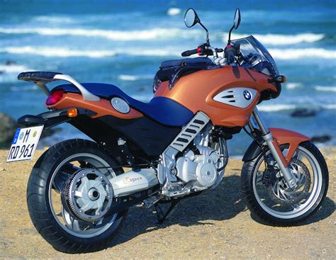 Photo de la BMW F 650 CS Scarver en action sur une route de campagne sinueuse