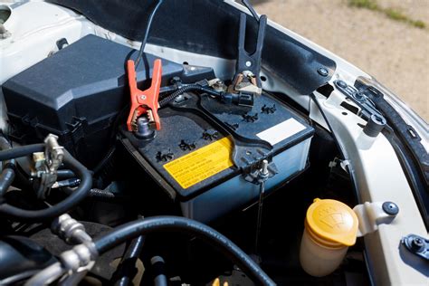 Vue schématique montrant l'emplacement difficile d'accès de la batterie sur la BMW F 650 CS Scarver