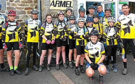Photo du président Nicolas Thébault avec de jeunes cyclistes et encadrants de Hénon
