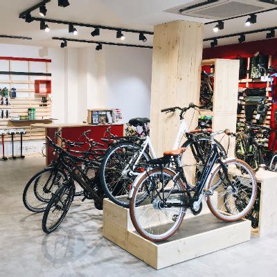 Photo de l'intérieur du magasin Cyclable Boulogne avec des vélos variés
