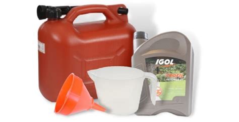 Collection de différentes bouteilles de mélange pour moteurs 2 temps, montrant les graduations et les différentes capacités