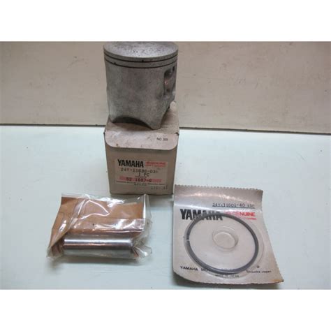 Piston de Yamaha YZ 250 avec des rayures visibles