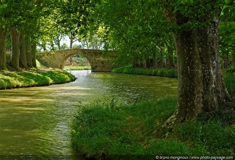 Vue d'une écluse fleurie le long du canal du Blavet, typique du paysage du Morbihan.