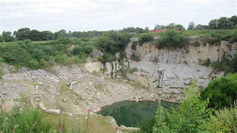 Vestiges des anciennes carrières de Polvern, mises à jour par un chantier d'insertion.