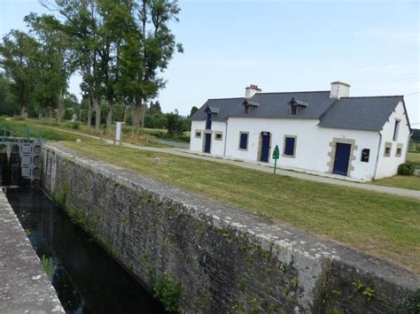 Maison éclusière des Gorêts le long du canal du Blavet.