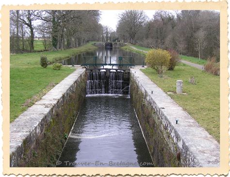 Vue d'une écluse sur le canal du Blavet, dans la commune de Languidic.