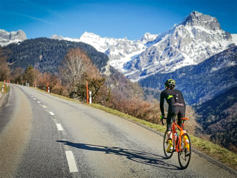 Cycliste en action sur un Cannondale Synapse sur une route de montagne.