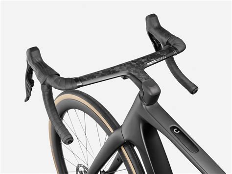 Détail du cockpit en carbone Momo Design sur le Cannondale Synapse LAB71.