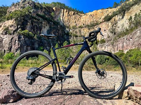 Infographie comparant les caractéristiques techniques du Cannondale Slate et du Cannondale Topstone