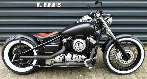 Exemple de Yamaha Dragstar 650 personnalisée en style Bobber avec selle solo et guidon bas