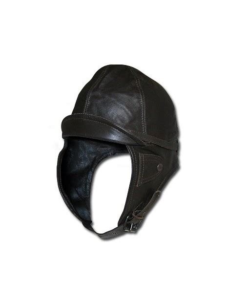Comparaison visuelle entre un casque en cuir et un casque moderne en polystyrène