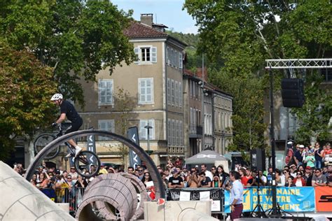 Des pilotes de stunt réalisant des figures acrobatiques devant une foule attentive