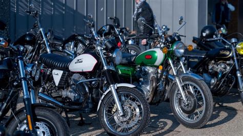 Une exposition de motos classiques et customisées sous un chapiteau