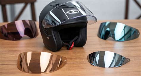 Schéma comparatif des différents types de visières de casques de moto (claire, fumée, iridium)