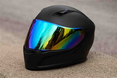 Gros plan sur une visière de casque de moto de type iridium