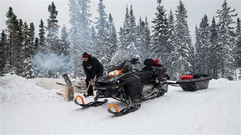 Motoneige Ski-Doo Expedition sur un terrain enneigé.
