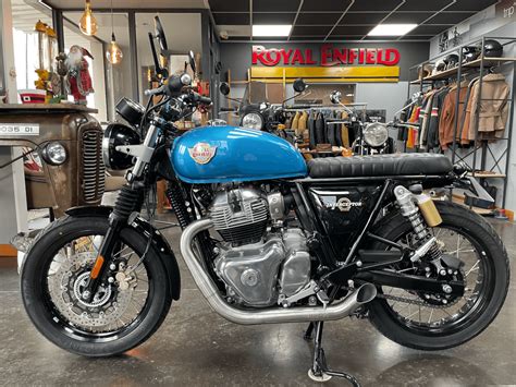 Assemblage d'accessoires de personnalisation pour Royal Enfield, incluant des caches latéraux, une grille de phare et un saute-vent.