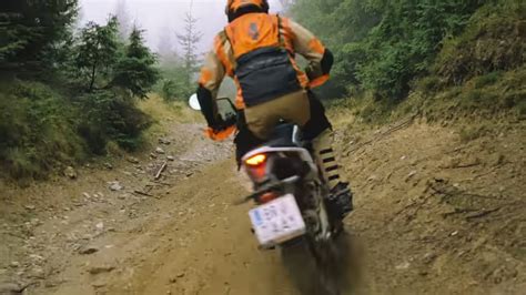Moto d'enduro préparée pour affronter des terrains difficiles