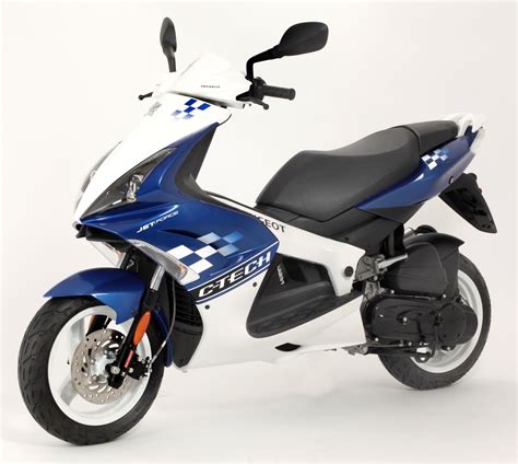 Collection de carénages pour Peugeot Jet Force 50, montrant différentes couleurs et styles