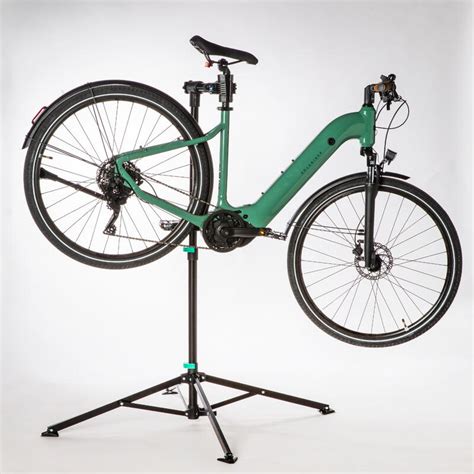 Photo d'un pied d'atelier pour vélo avec divers outils et accessoires d'entretien