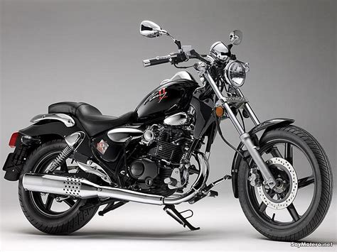 Vue latérale de la Kymco Zing II dans sa livrée noire exclusive, soulignant son style chopper.