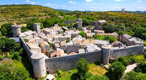 Image montrant l'Arche, le village fortifié suspendu au-dessus d'un paysage dévasté, mettant en valeur la direction artistique du jeu.