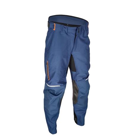 Photo des pantalons Acerbis X-Duro portés en conditions tout-terrain, illustrant leur design et leur adaptabilité.