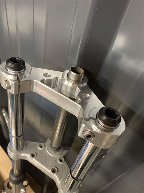 Schéma de montage d'une réhausse de guidon sur té de fourche KTM