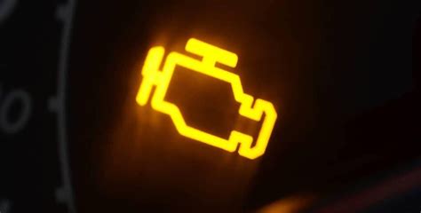 Symbole de voyant moteur allumé sur un tableau de bord